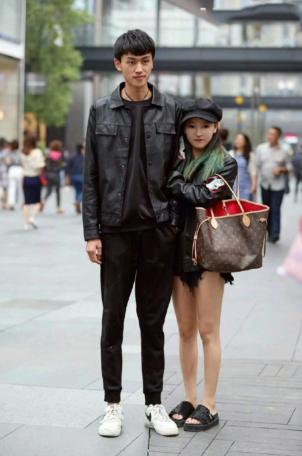 Video height. Девочка Tall short. Tall girl short guy. Девушка в мини с мужчиной. Dating really Tall man.