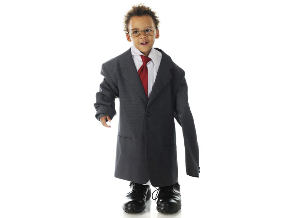 Рано выросший ребенок. Отцы любите своих детей. Мальчик быстро взрослеет. Детство и взрослые. Взрослеют раньше.