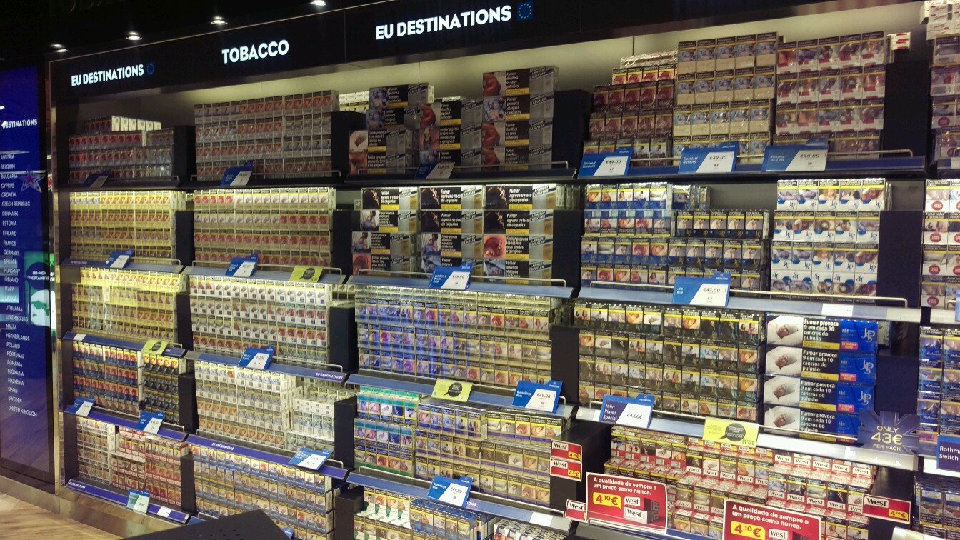 товар первой необходимости сигареты. продают ли сигареты в аэропорту. сигарета и продукты. мальборо duty free. сигары в дьюти фри дубай.