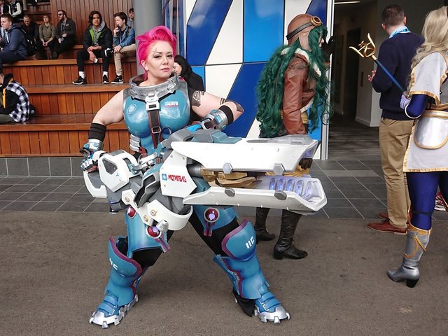 Косплей поп. Overwatch Zarya Cosplay. Zarya Cosplay. Косплей Quake Champions. Quake 3 Cosplay.