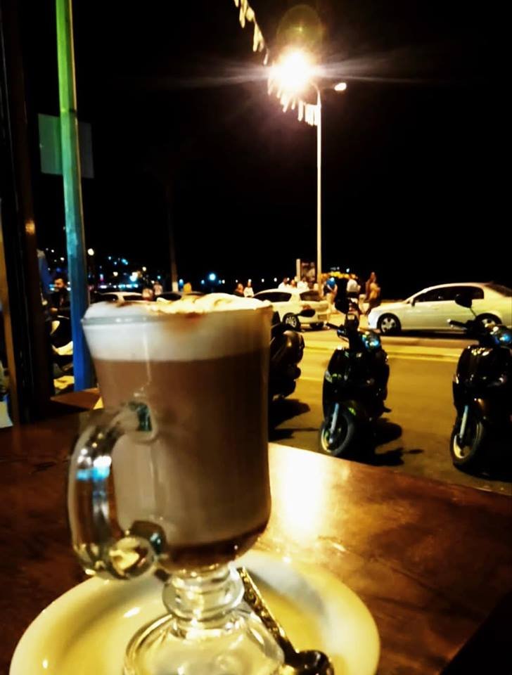 Кофе на капоте машины ночью фото