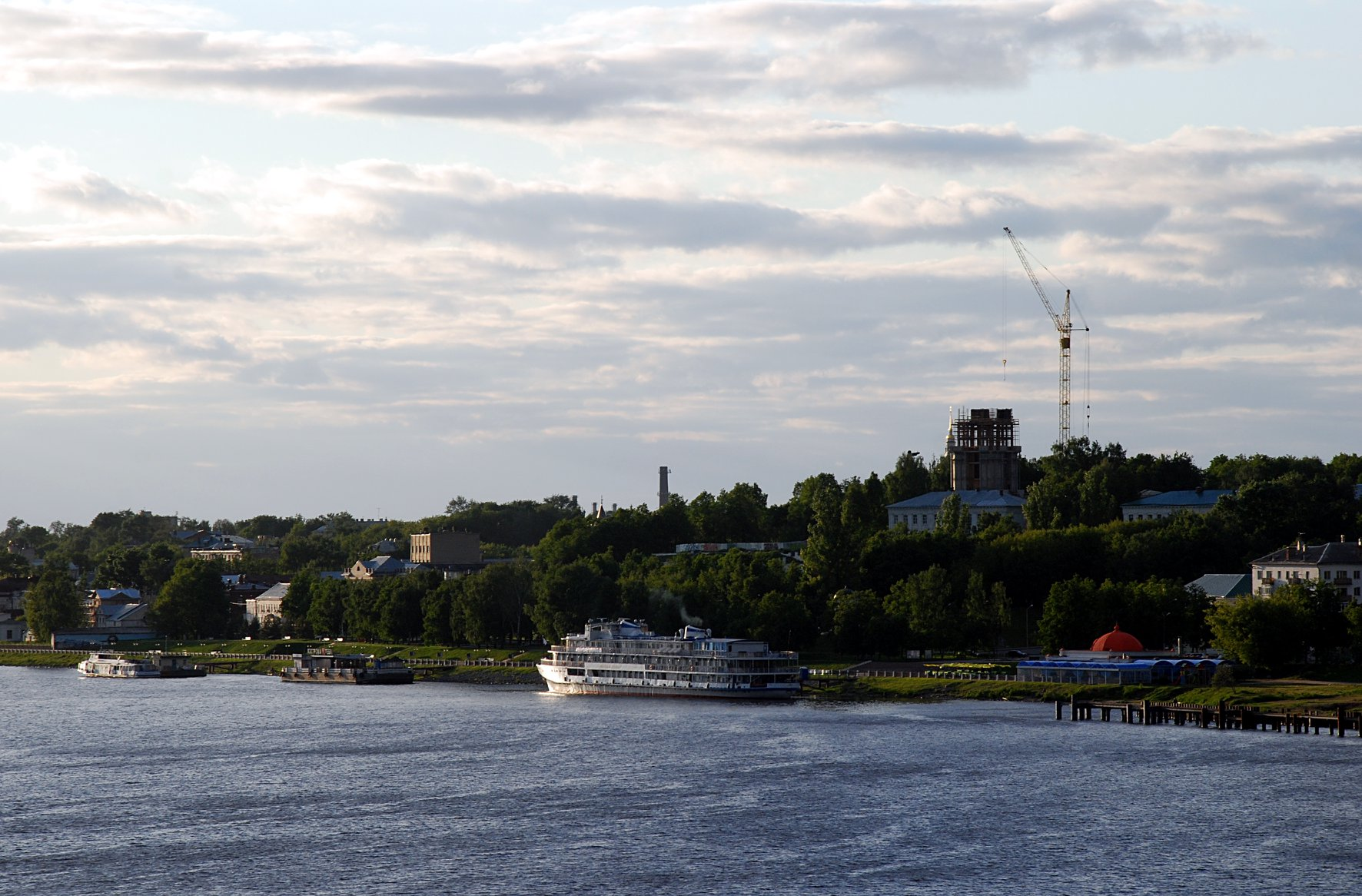 Какая сегодня волга. Города на Волге картинки. Большая Волга фото. Пёлс город на Волге. Кинешма пляж на Волге.