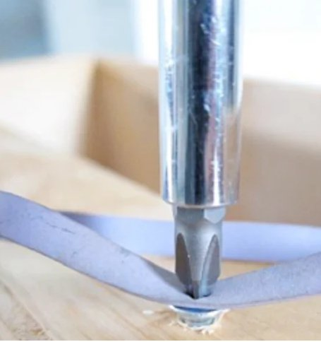 Выкрутить сорванный винт. Как выкрутить крестовой винт. Как открутить болтик с сорванными гранями под отвертку. Выкрутить болт с сорванной резьбой. Выкрутить слизанный болт.