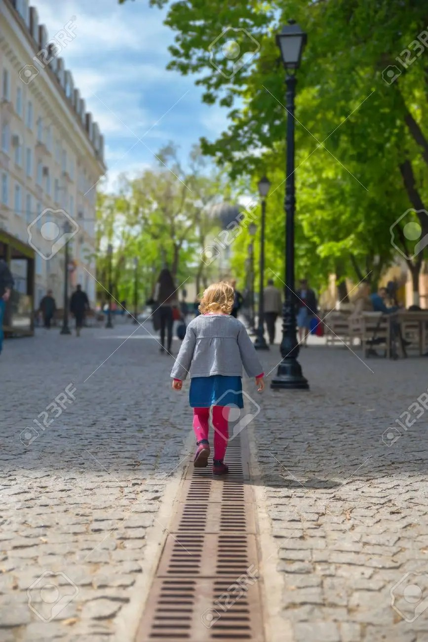 голая девочка ходит по улице города фото 43