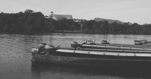 boats_canaima_bw.jpg