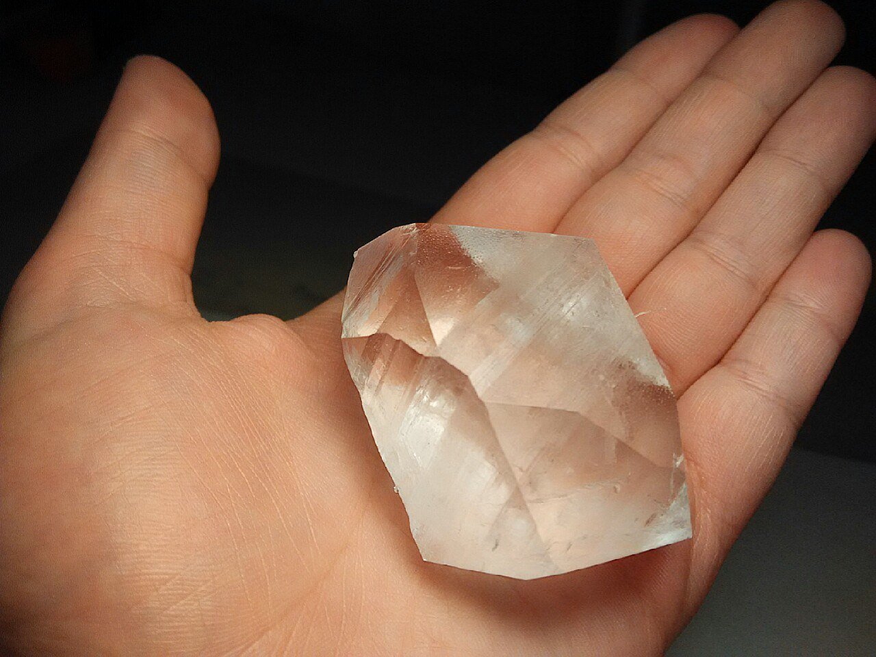 изделия с кристаллами сваровски. кристалла 0. кристаллы сваровски. кристалла 0. кристалл на белом фоне.