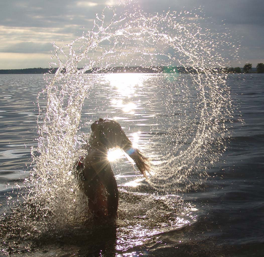 Water short. Волосы из воды. Выныривает из воды. Девушка выныривает из воды. Брызги воды волосами.