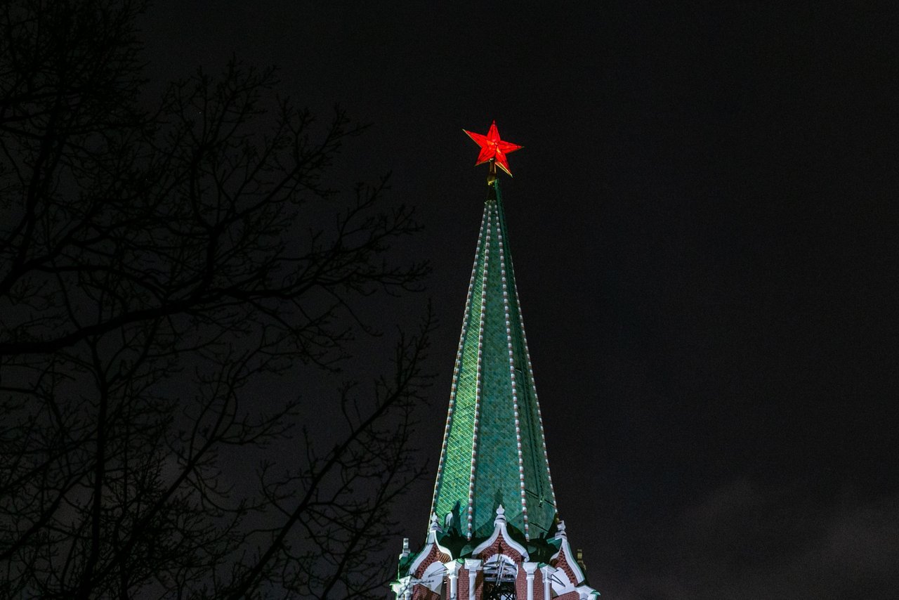 Кремлевские звезды ночью фото