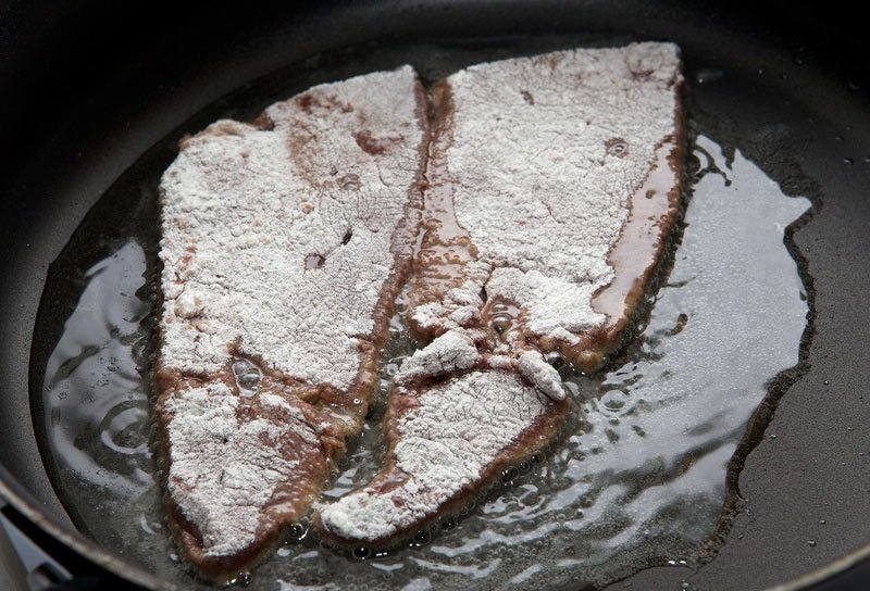 Сколько варить печень кусками. Печень кусками жареная на сковороде. Печень в муке на сковороде. Печень говядина в муке. Печень жареная кусками в муке с луком говяжья.