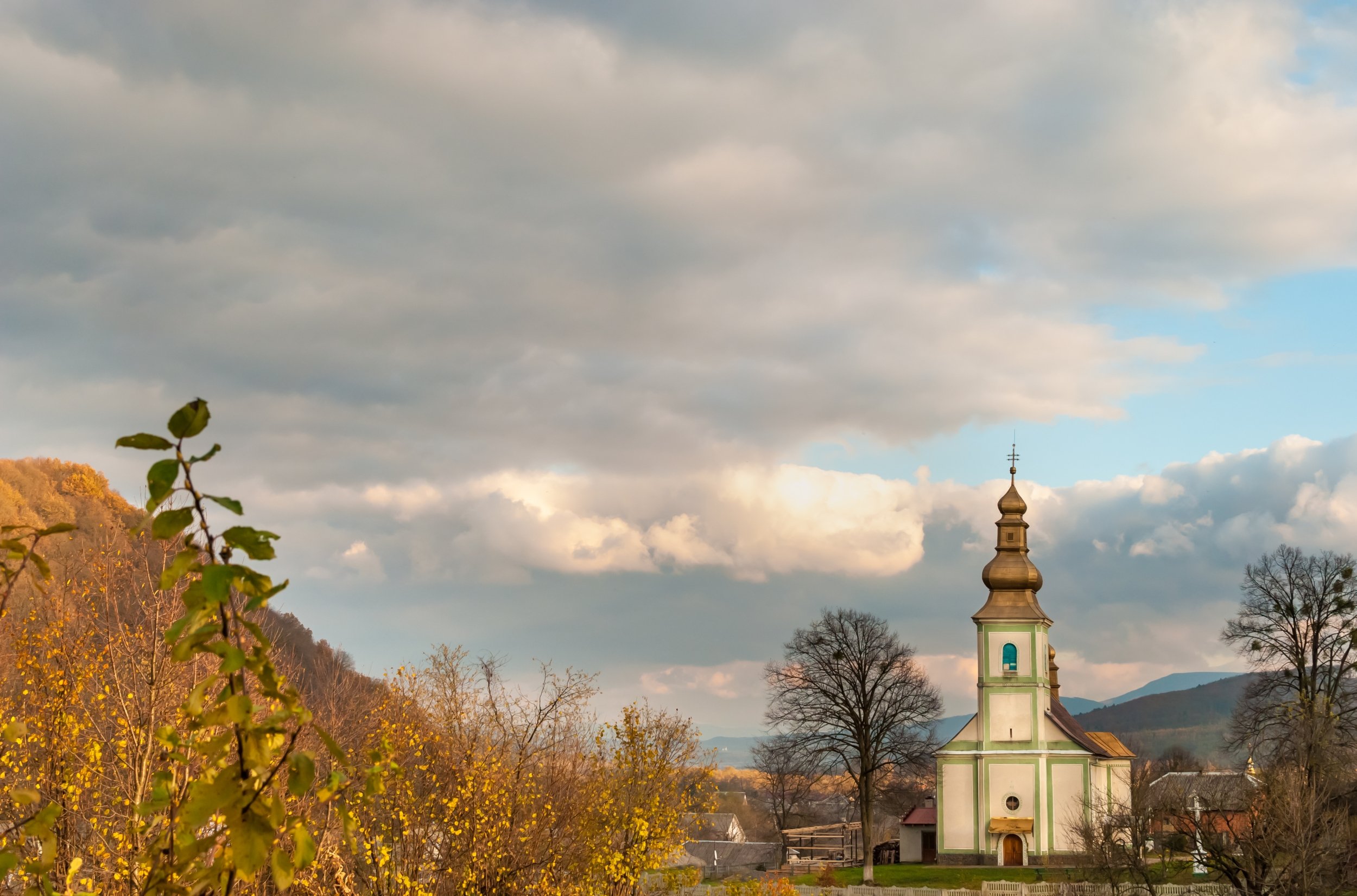 Церковь на холмах. Украина деревенская церквушка. Сельская Церковь. Деревенская Церковь. Храм в деревне.