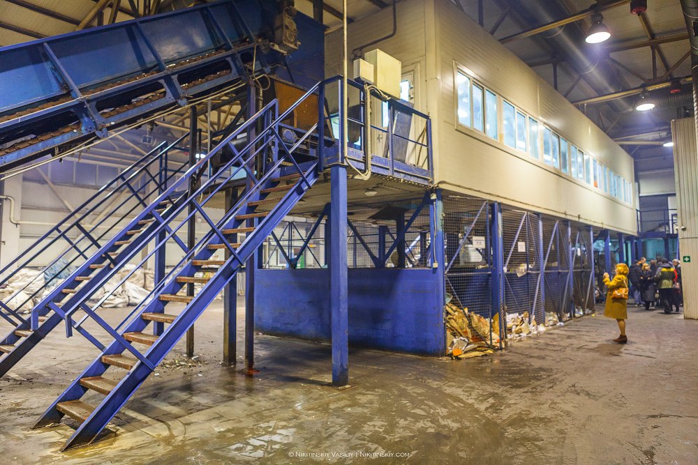 Мусоросортировочный завод линия. Красноярский мусоросортировочный завод. Территория сортировки. Территория сортировки. Сортировочная линия отходов.