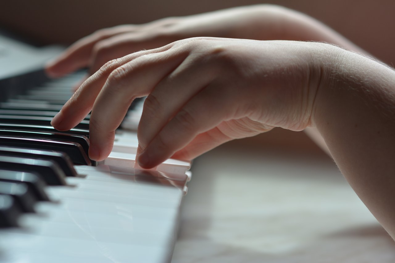 Игры пианино руками. Руки пианиста. Руки на фортепиано. Руки на пианино. Пальцы на пианино.