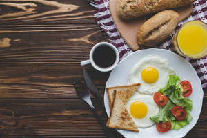 fried-eggs-and-drinks-for-breakfast_23-2147758279.jpg