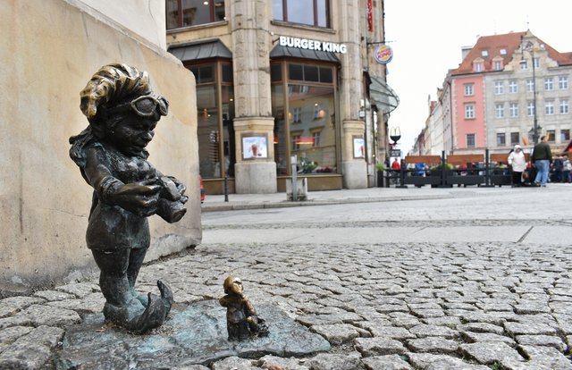 krasnale wroclaw Troszka i Adoratorek 3.jpg
