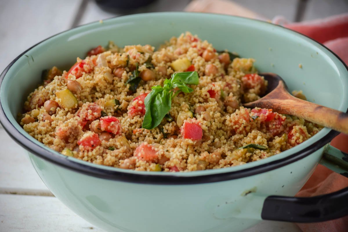 Как варить кускус в кастрюле. Сыроедческий кускус. Кускус с нутом и овощами. Кус кус с нутом. Салат с кускусом и тыквой.