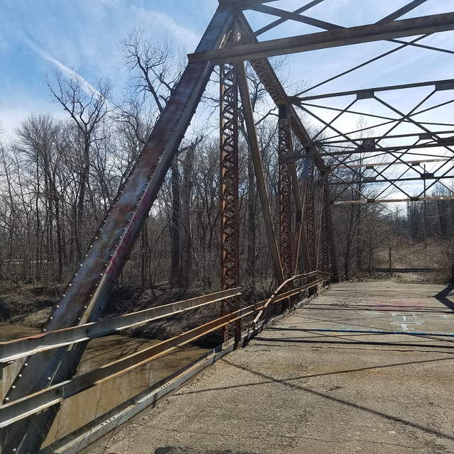 Metal bridge railing