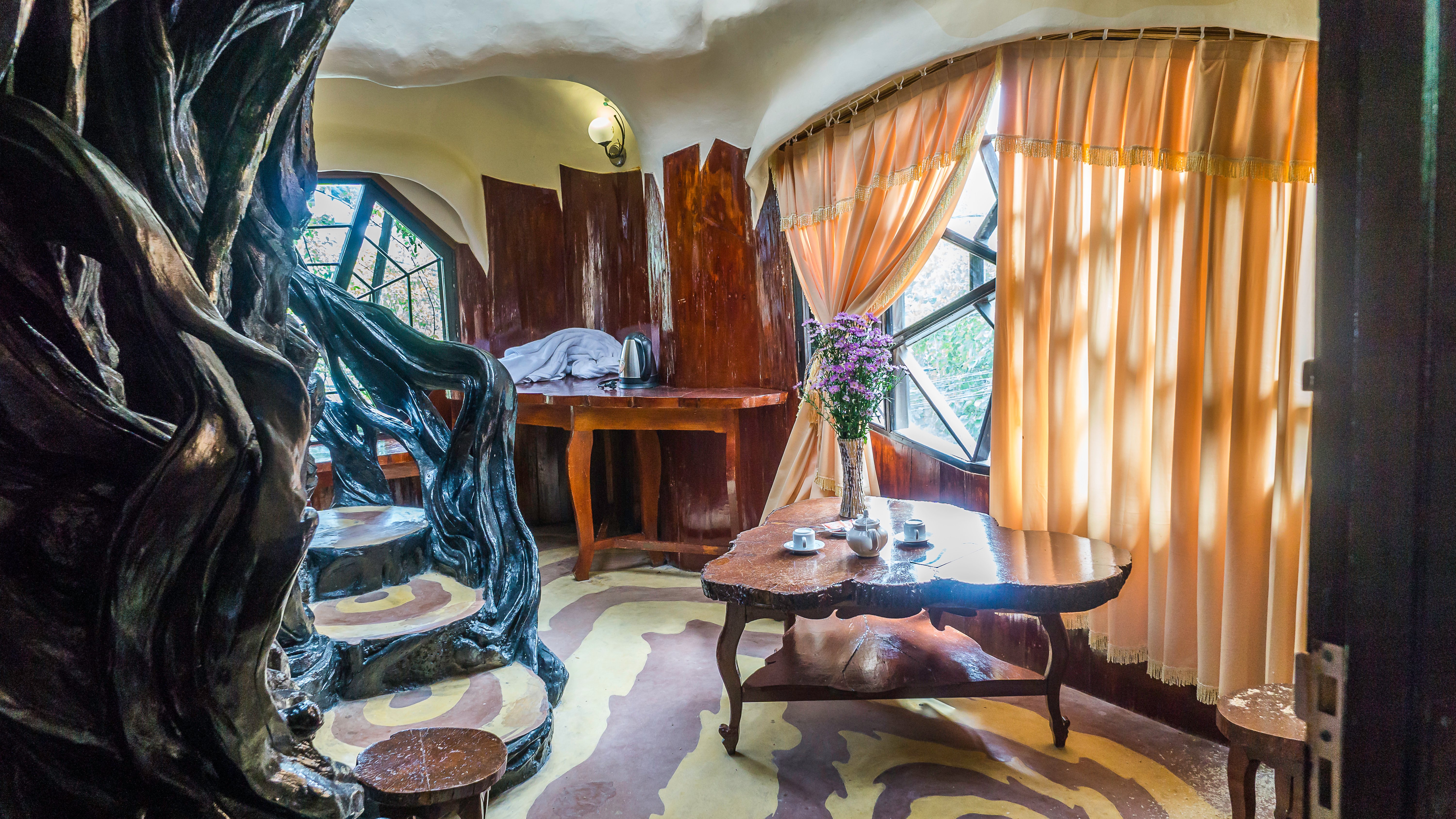 Crazy hotel. Вьетнам Далат сумасшедший дом комнаты. Отель Crazy House в Далате внутри. Комната в стиле арт Хаус. Сумасшедший дом отель комнаты.