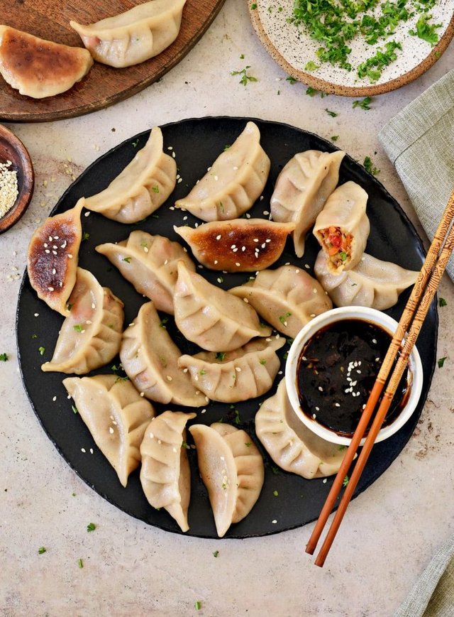 vegan-vegetable-dumplings-on-black-plate-with-sauce-754x1024.jpg