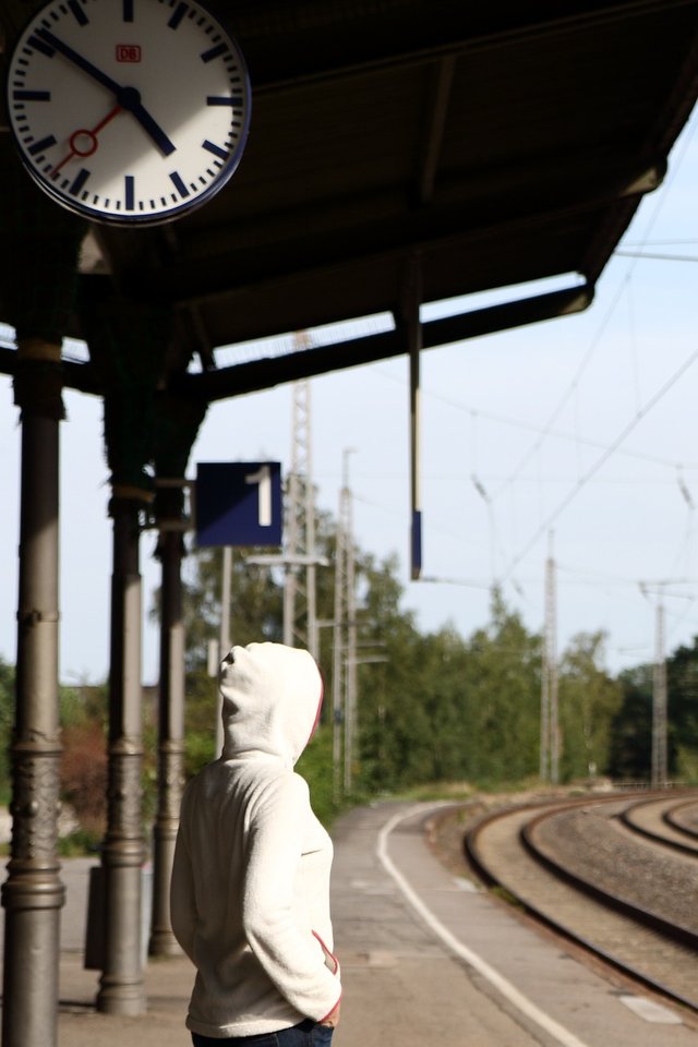 waiting-959128_1280.jpg