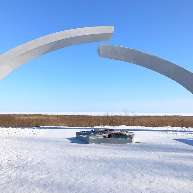 Памятник разорванное кольцо на дороге жизни рисунок
