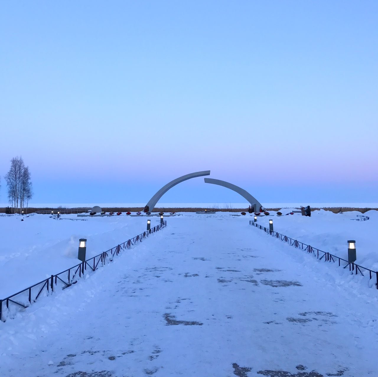 Водоканал ладога. Разорванное кольцо Ладожское озеро. Мемориал разорванное кольцо блокады Ленинграда. Мемориал дорога жизни Ладожское озеро. Памятник дорога жизни на Ладожском озере.