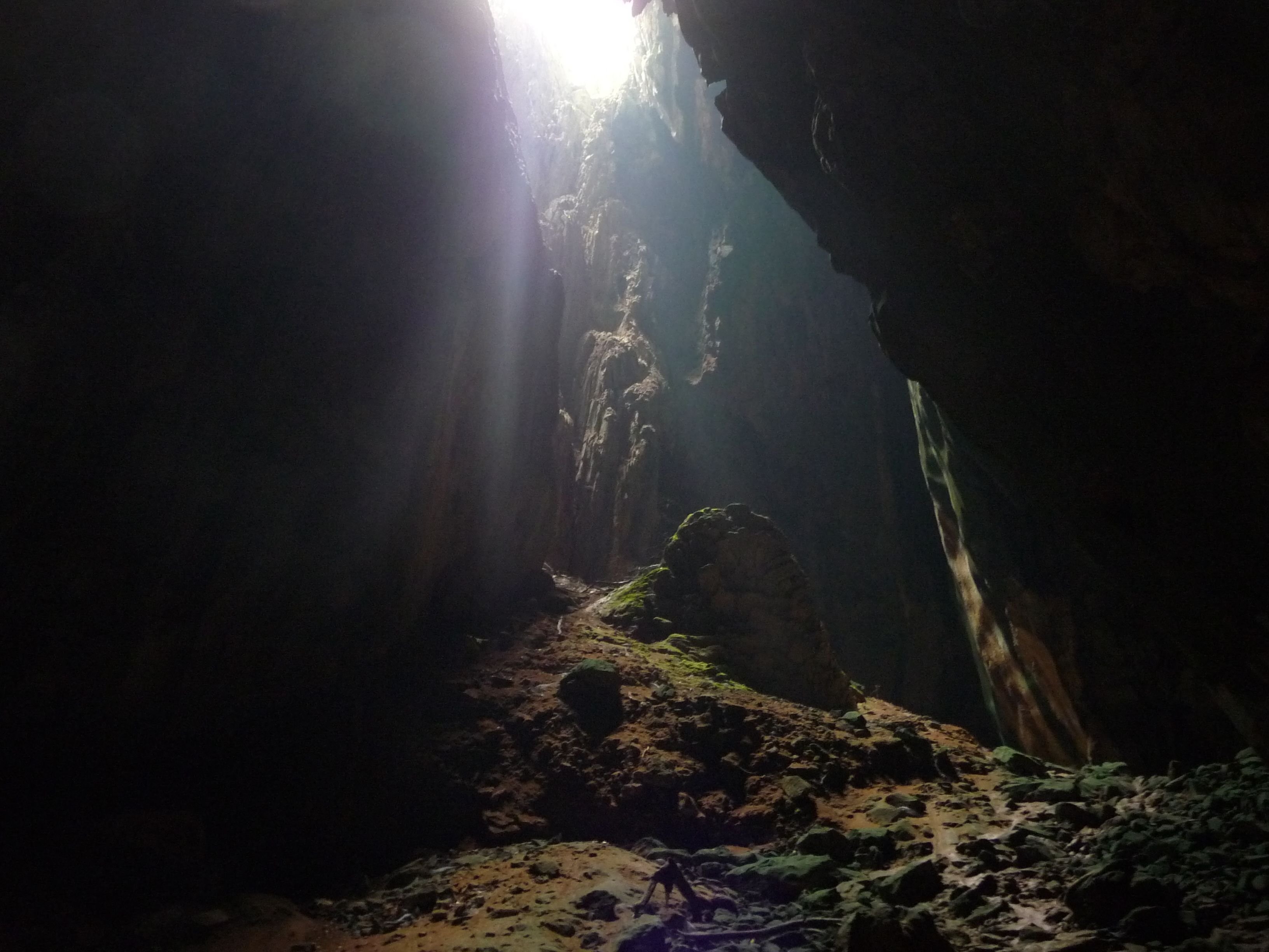 Leave cave. Пещера темная Губаха. Пещера в горах. Пещера в скале.