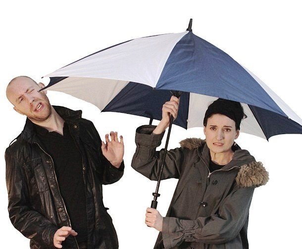 Зонтик раскрылся. Зонт Jenan Kazim. Открытый зонт в доме. Дом с зонтиком. Держит зонтик.