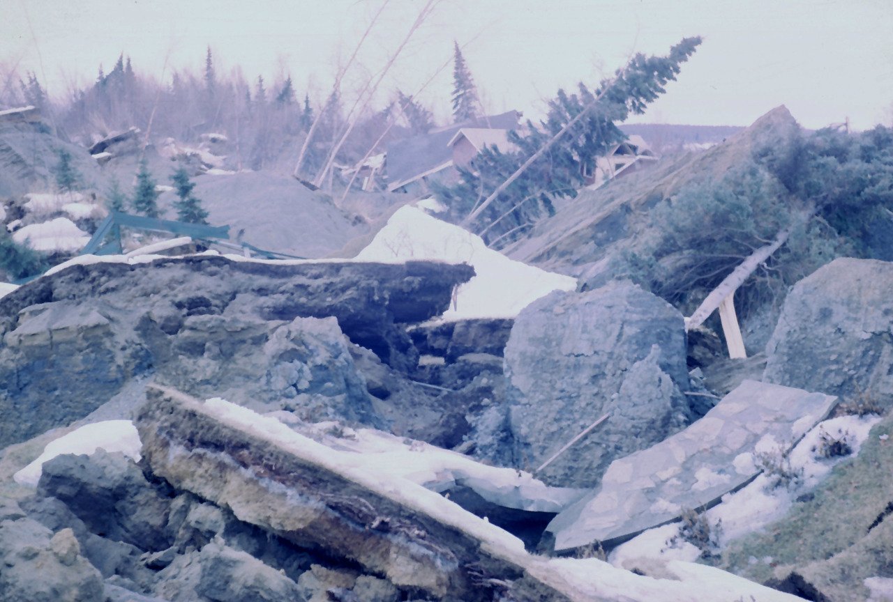 Землетрясение изменение рельефа. ЦУНАМИ на Аляске 1964. Великое Аляскинское землетрясение 1964. Фото землетрясение на Аляске. Обвальные землетрясения на Аляске 1964 фото.