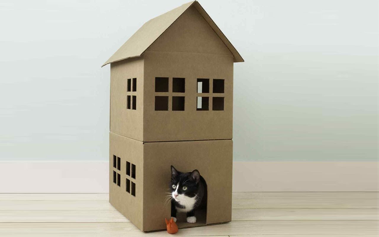 Сделать домик для кошек из коробок. Домик из картона. Картонный домик для кота. Картонные домики для котиков. Коробки для кошек домик.