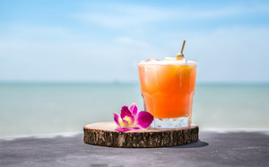 mai-tai-drink-on-beach-bar-close-up-of-alcoholic-drink_1258-205.jpg