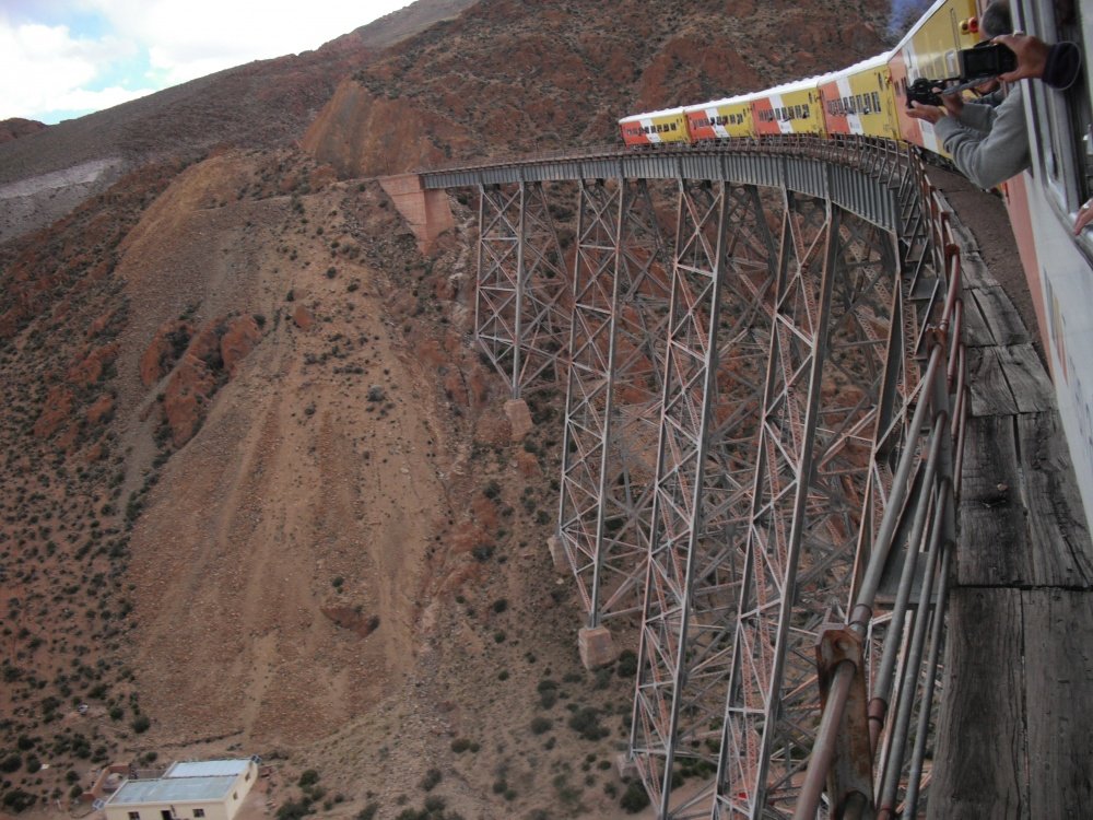 World most dangerous. 10 Самых опасных дорог в мире. Самый опасный Железнодорожный мост. Самый опасный мост в мире. Страшный мост.