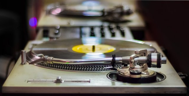 turntable-2786528_1920.jpg