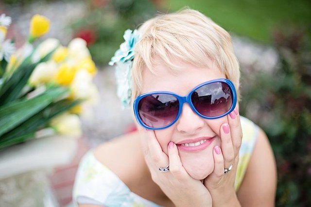 sunglasses-635269__480.jpg