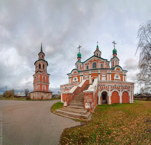 Где ближайший храм. Красный храм в Ярославле. Аленино храм из красного кирпича. Монастырский комплекс в Пензенской области. Казанские церкви из красного кирпича.