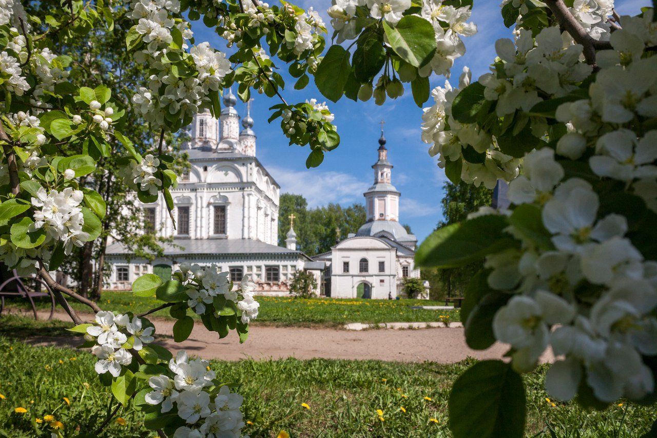 Яблоневый цвет и Церковь