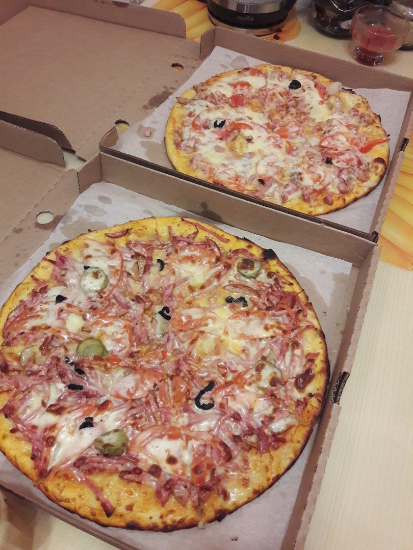 Пицца какой готов. Пицца домашняя. Пицца в доме на столе. Красивая пицца домашняя. Пицца в домашнем условии.