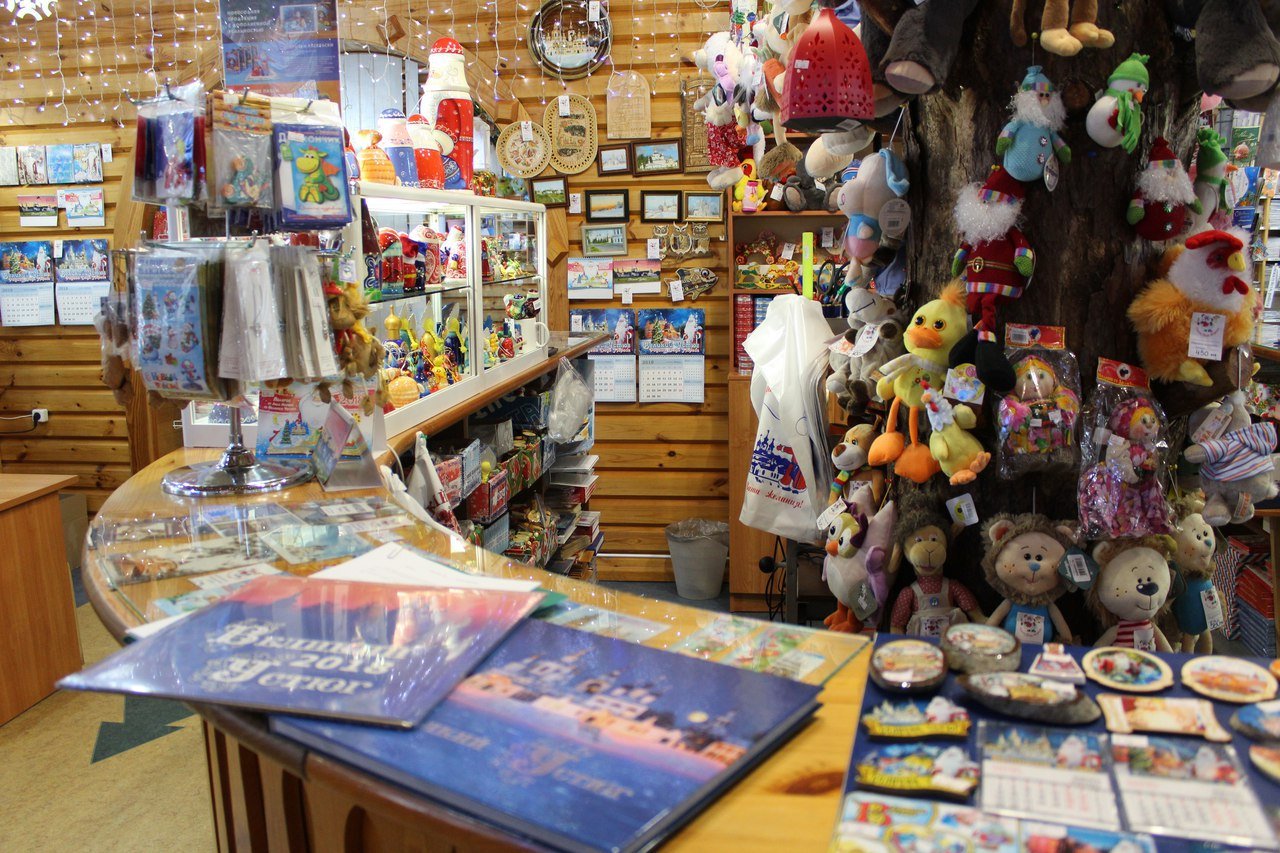 магазин новгородских сувениров. музей фабрики ростовская финифть, ростов. сувенирная лавка великий устюг. зеркальце великий новгород. музей ростовской финифти ростов великий.