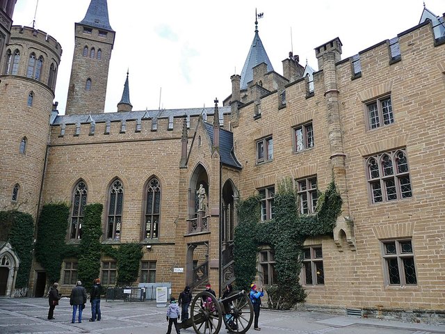 Burg_Hohenzollern_(1._Burg,_1000-1267_^_3._Burg_1850-1867)_-_panoramio_(2).jpg