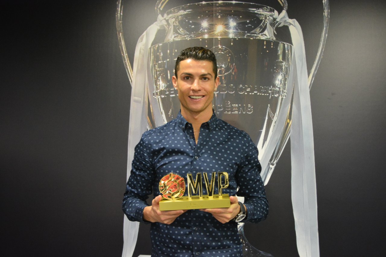 Best player. Cristiano Ronaldo с наградами. Криштиану Роналду трофеи. Роналду с трофеями. Криштиану Роналду the best 2016.