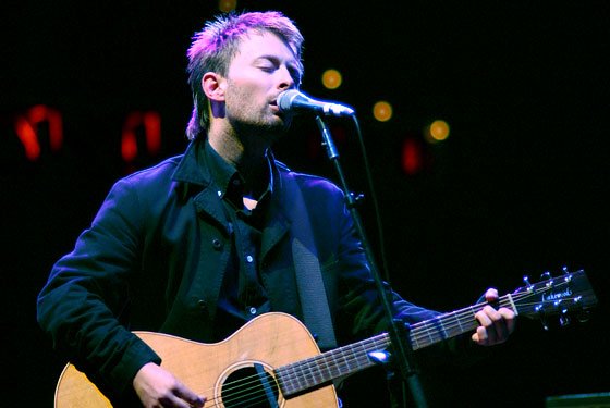 Feeling the pull. Radiohead Yorke Thom Guitar. Thom Yorke with Guitar. Том Йорк с гитарой. Том Йорк в молодости.