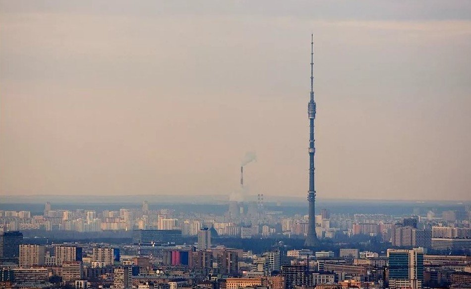 Останкинская башня между домами