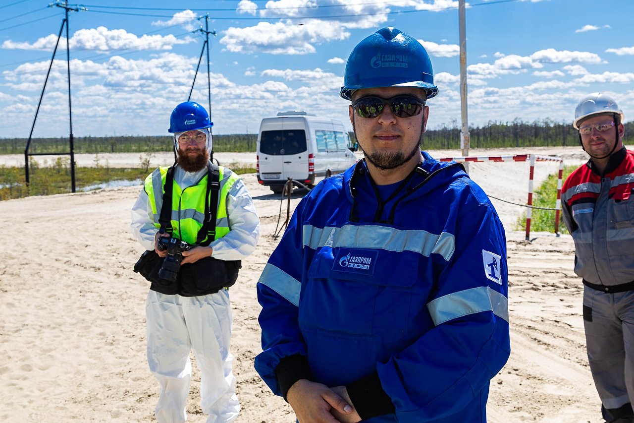 Оператор добычи нефти и газа. Работа оператором нефти добычи вахта. Нефтяники на севере. Работа оператором нефти добычи вахта. Оператор товарный лукойл.