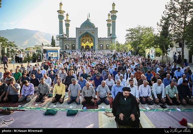 Iranians_holding_Eid_al-Fitr_prayer_in_Lavizan_Imamzadeh_shrine,_Tehran,_Iran.jpg