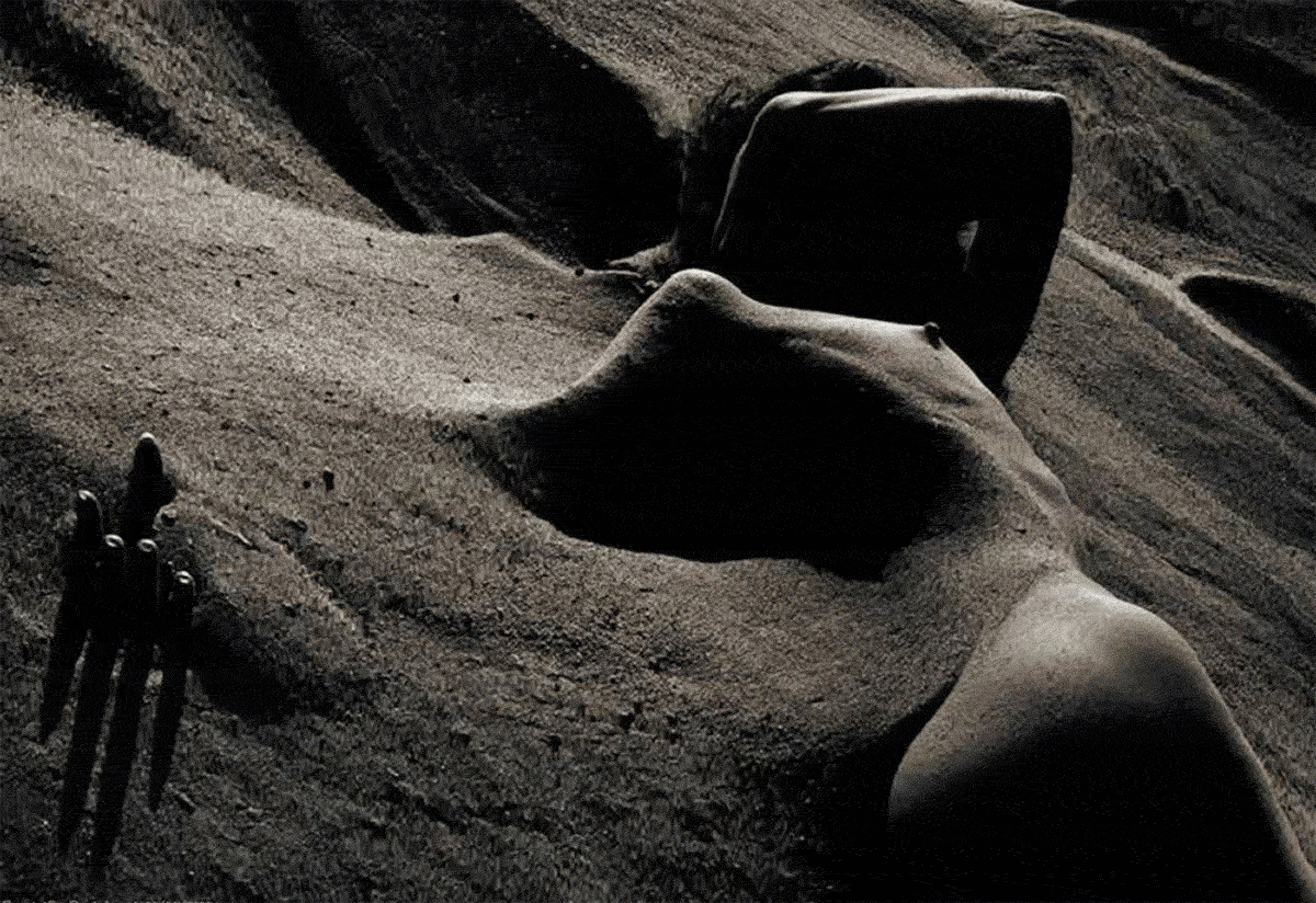 Джорджа Редхока (George Redhawk). Девушка на песке. Сюрреалистическая анимация. Камень ушедшего времени