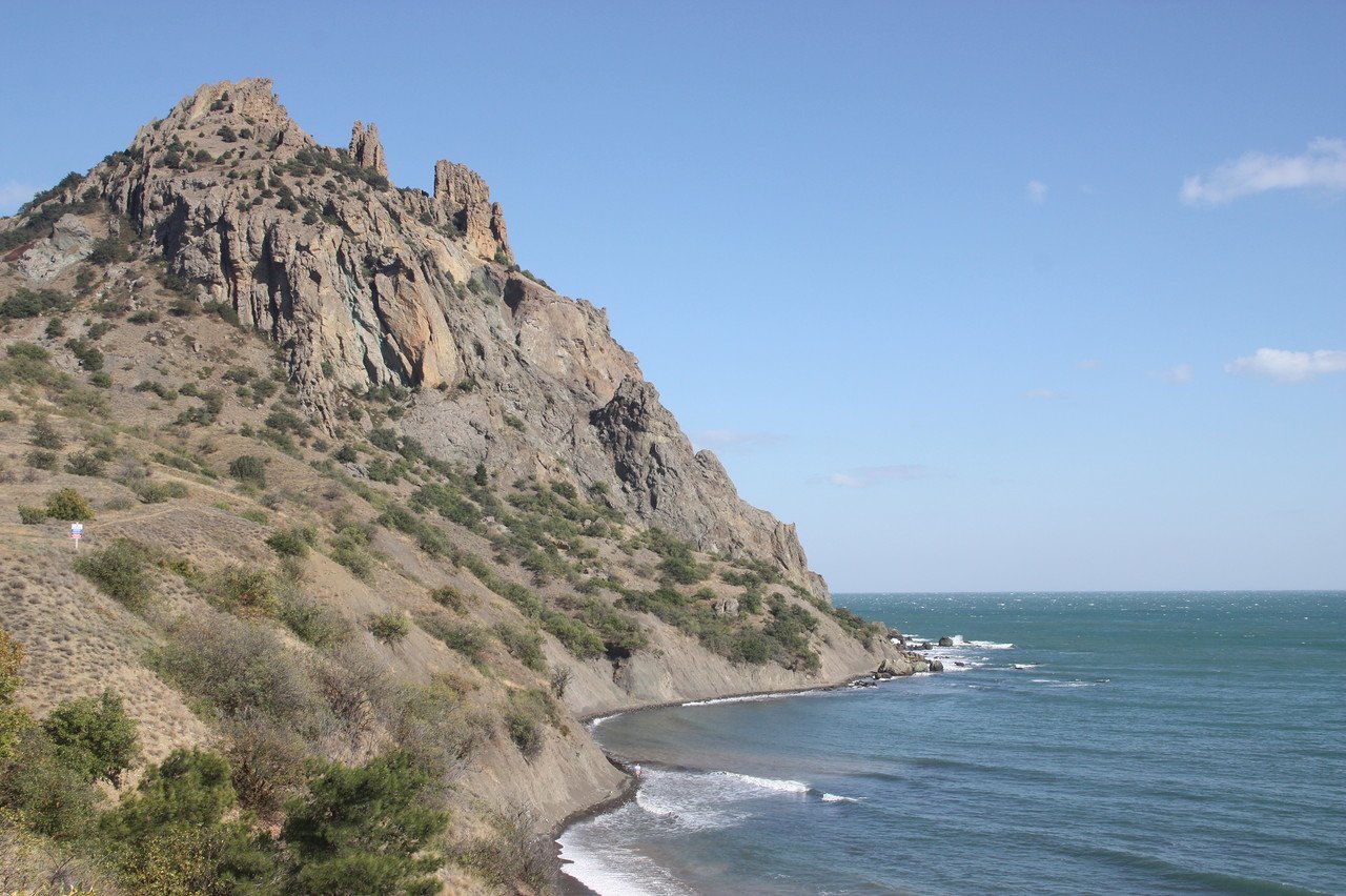 Вольный крым пгт. Карадагский заповедник гора Святая. Курортное Крым. Горы в курортном Крым. Курортное Крым фото.