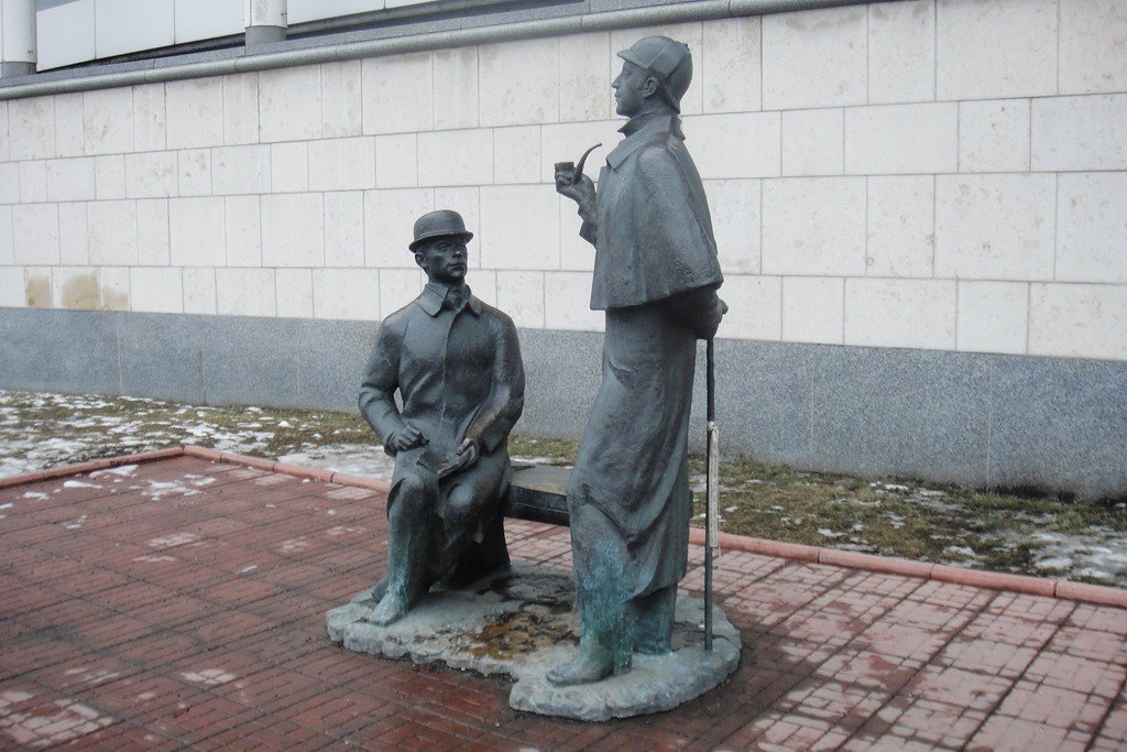 Единственный памятник. Памятник Шерлоку Холмсу в Москве. Скульптура Шерлок Холмс и доктор Ватсон в Москве. Посольство Великобритании в Москве памятник Шерлоку Холмсу. Памятник Шерлоку Холмсу и доктору Ватсону в Англии.