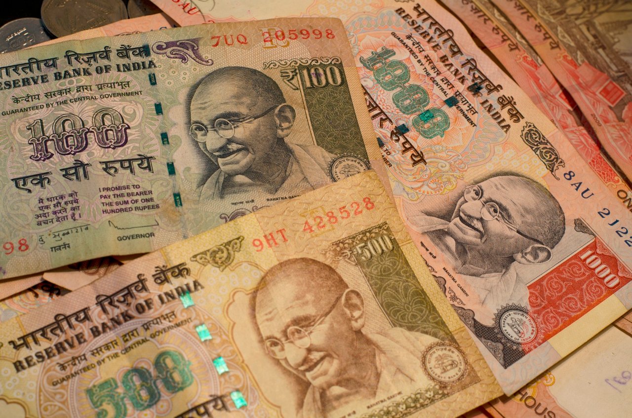 Индийская рупия к доллару на сегодня. Индия доллар. Индия валюта к доллару. Вест-индский доллар. Кто изображен на валюте Индии.