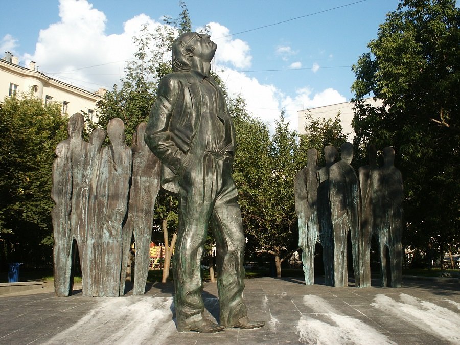 Памятник бродскому в москве на новинском бульваре