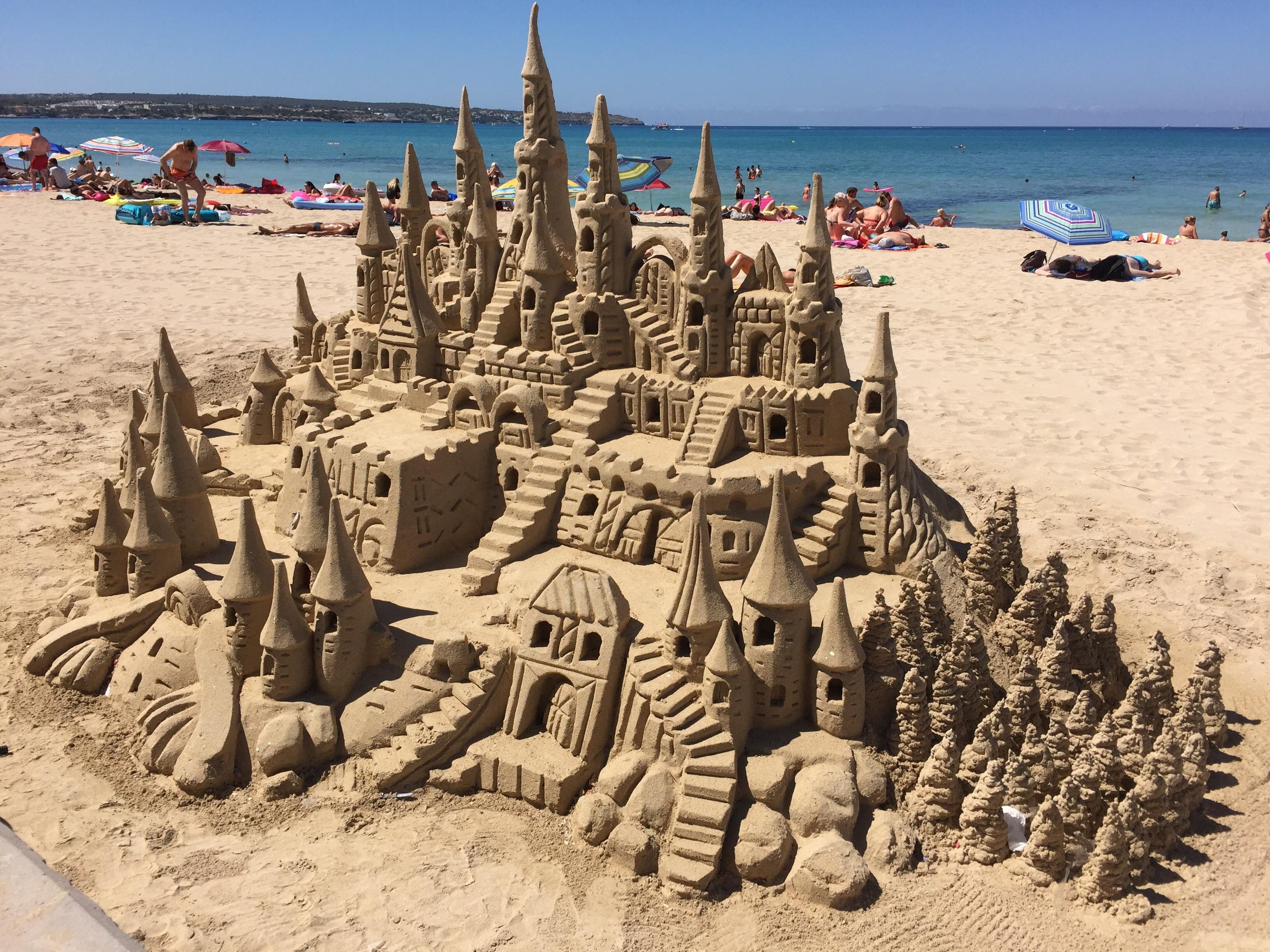 Строя замки из песка песня. День замка из песка (Sandcastle Day). Песчаные скульптуры. Песочные скульптуры. Песчаный замок.