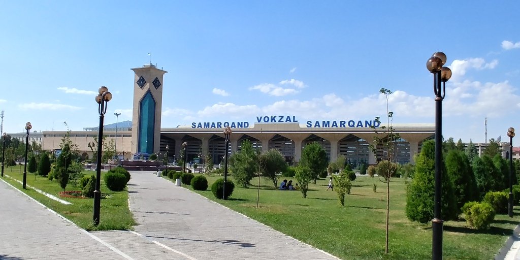 вокзал железнодорожный самарканд 2006. железный вокзал самарканд. жибек жолы парк туркестан. самарканд железнодорожный вокзал. вокзал самарканд кассаллари.